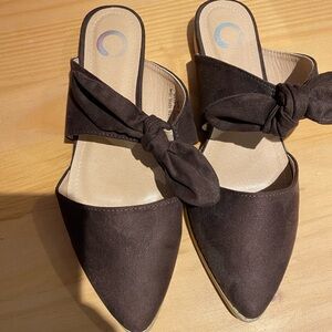 Women’s size 9 slip on shoe with cute bows.